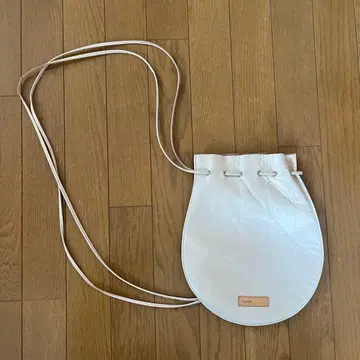 화이트 가죽 드로우 스트링 숄더백