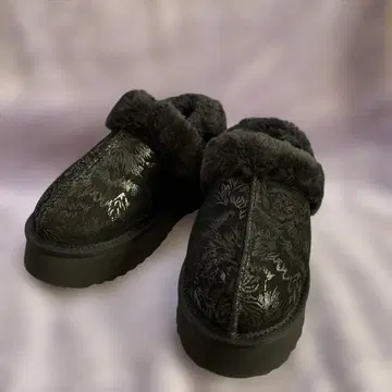 퍼 달린 꽃무늬 블랙 클로그 샌들