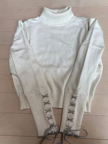 idem 소매 리본 터틀넥 니트