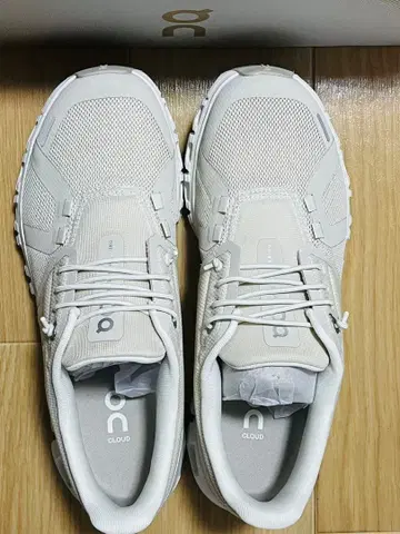 [ On ] 미사용 새상품 Cloud 6 우먼 24.5cm