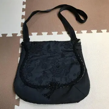 새상품급 블랙 자수 디자인 숄더백