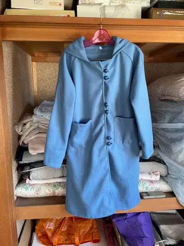 후드 부착 블루 롱 코트