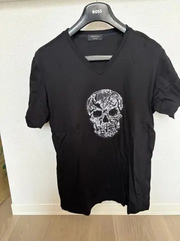 EPoca 스컬 자수 V넥 T셔츠 블랙