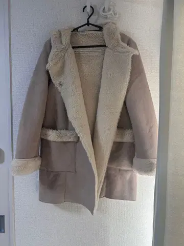 베이지 후드 부착 무스탕 코트