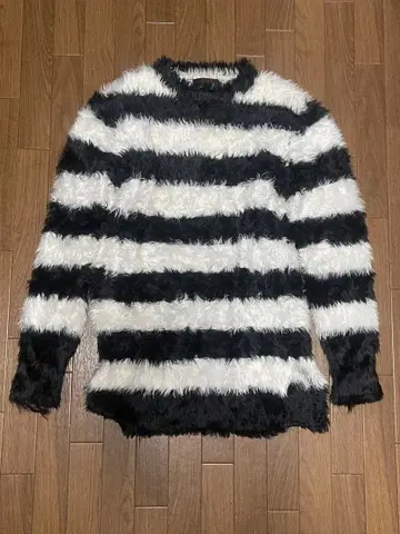 JURY BLACK 퍼 보더 니트 스웨터