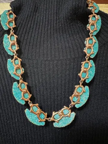 파란색 비즈 장식 목걸이