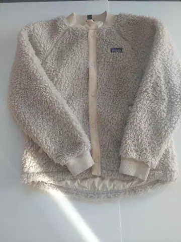 크림색 플리스 자켓 버튼식