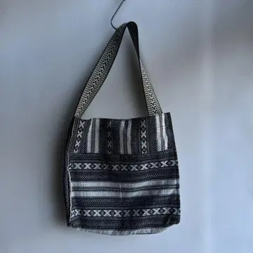 기하학 패턴 숄더백 블랙 화이트