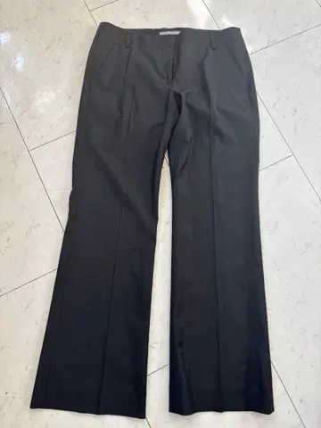 깔끔한 실루엣의 팬츠 블랙