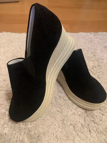 미사용 새상품 블랙 스웨이드 통굽 슬립온