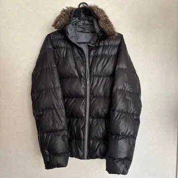 퍼 달린 블랙 다운 자켓