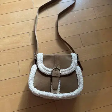 베이지 보아 포함 숄더백