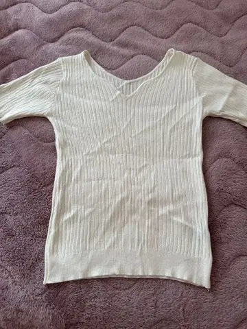 salire 화이트 컬러 V넥 리브 반팔 M 사이즈