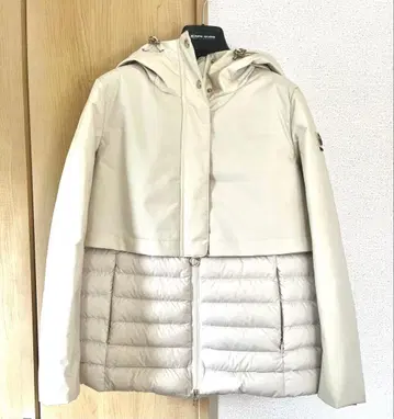 베이지 후드 부착 다운 자켓
