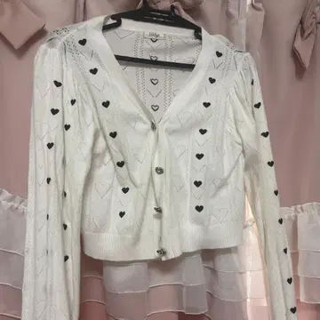 하트 무늬 화이트 가디건 evelyn 에블린 비쥬 버튼