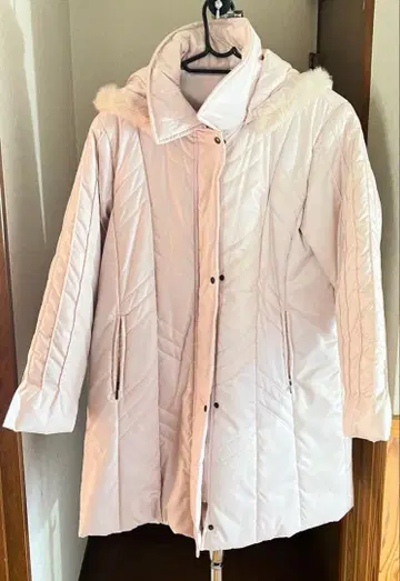 라이트 핑크 후드 부착 다운 자켓
