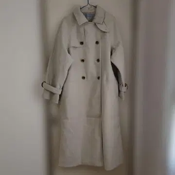 크림색 롱 코트