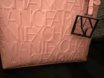 Armani Exchange 엠보싱 로고 핸드백 핑크