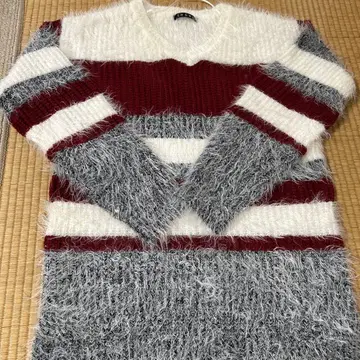 V넥 스트라이프 스웨터