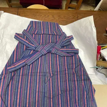 완성된 하카마, 남색과 빨간색의 세로 줄무늬