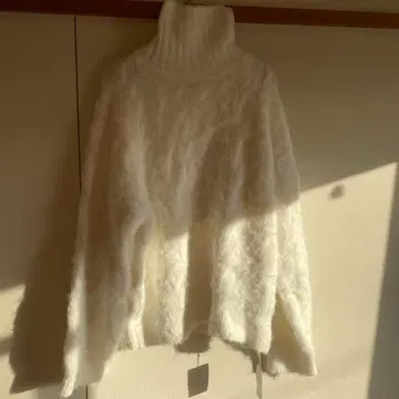 화이트 터틀넥 스웨터 M 사이즈