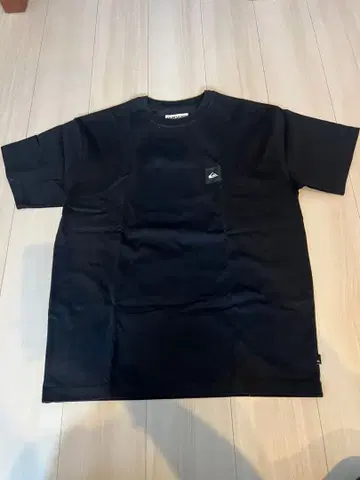 새상품급 QUICKSILVER 블랙과 화이트 T셔츠 M 사이즈 2장 세트