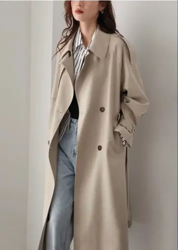 베이지 더블 브레스트 트렌치코트