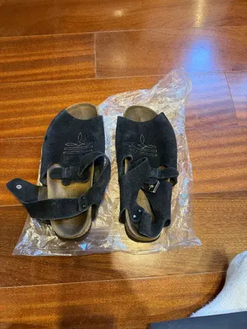 버켄 파필리오 블랙 스웨이드 오픈토 샌들