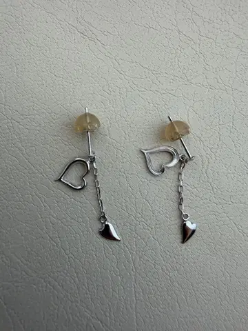 사만다 타바사의 하트형 참 포함 귀걸이