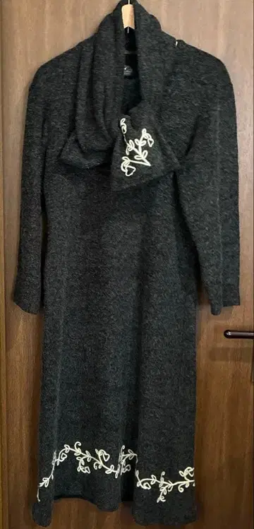 복슬복슬한 원단의 밑단 자수 원피스 머플러 세트