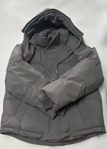 차콜 그레이 후드 부착 다운 자켓