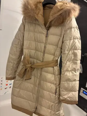 베이지 후드 부착 다운 자켓