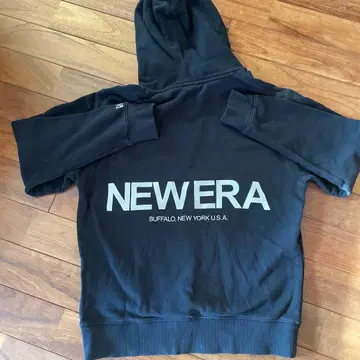 NEW ERA 블랙 후드티 후드 부착