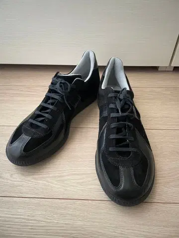 블랙 스웨이드 스니커즈