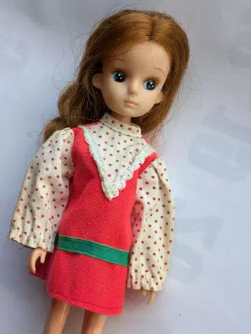 2대 리카짱, 당시 의류, 핑크색 자석 신발