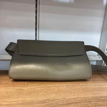 그레이 숄더백 플랩 디자인