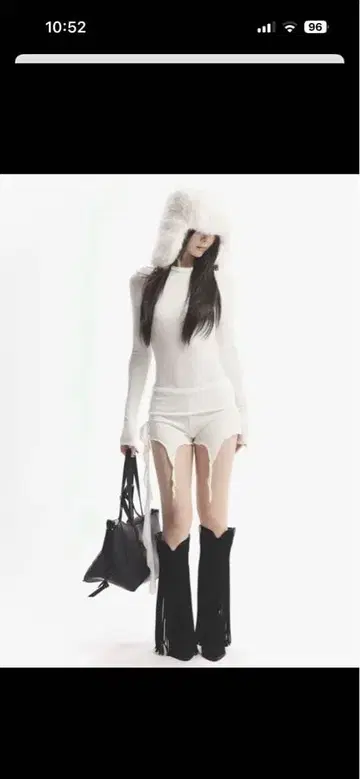 화이트 퍼가 달린 타이트 핏 상의