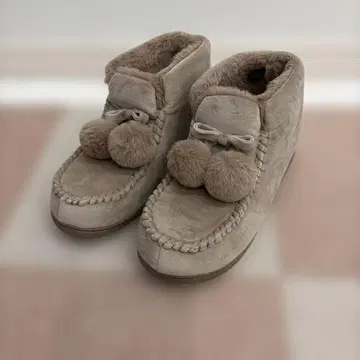 베이지 폼폼 포함 어그 부츠