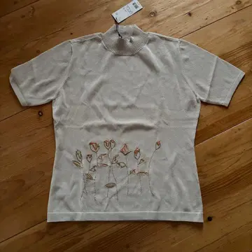 꽃 자수 베이지 하이넥 반팔 니트