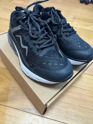 MBT 블랙 스니커즈