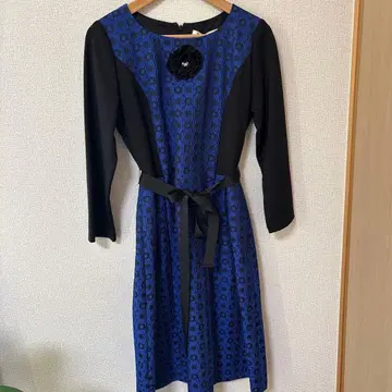 플라워 모티브가 달린 긴팔 원피스