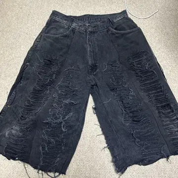 그런지 계열 데미지 가공 데님 숏팬츠