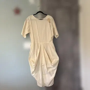 차이하네 아이보리 드레이프 디자인 원피스