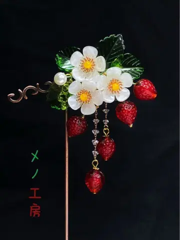 [ #553 ] 꽃 피는 딸기 헤어 클립 흔들리는 딸기