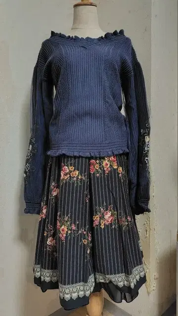 axes femme 튤 니트 꽃 상의와 장미 패턴 스커트 세트