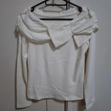 유니버설 뮤즈 오프숄더 화이트 상의