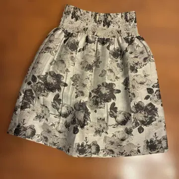 새상품급 모라비토 플레어 스커트 38