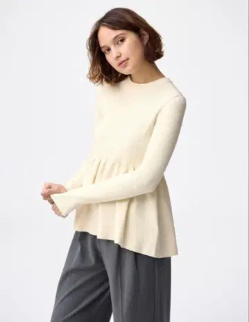 아이보리 플레어 디자인 긴팔 상의