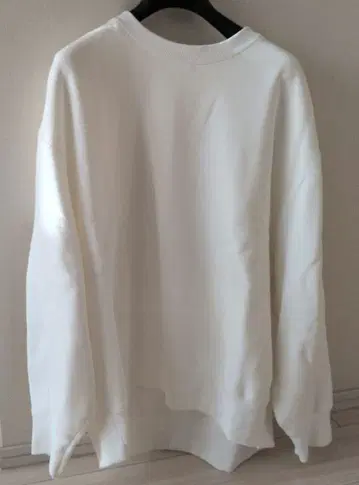 스터링 루어 화이트 크루넥 맨투맨