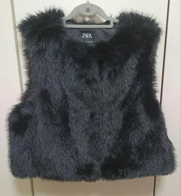 ZARA 블랙 인조 모피 베스트 M